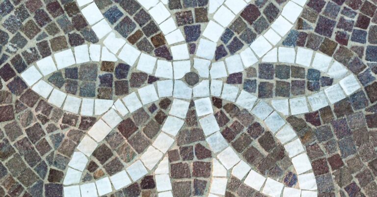 Mønster med chaussesten i haven